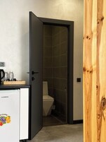 标准房, 城市景观 | 高档床上用品、办公桌、笔记本电脑工作区、隔音