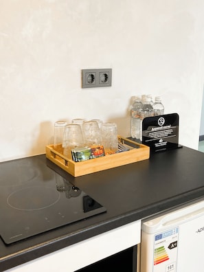 Mini-fridge, microwave, stovetop, electric kettle - Beles Apartments (Almaty)