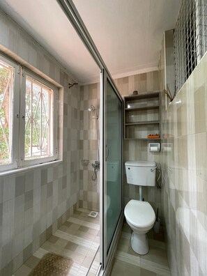 Regadera, toallas, jabón, papel de baño 
