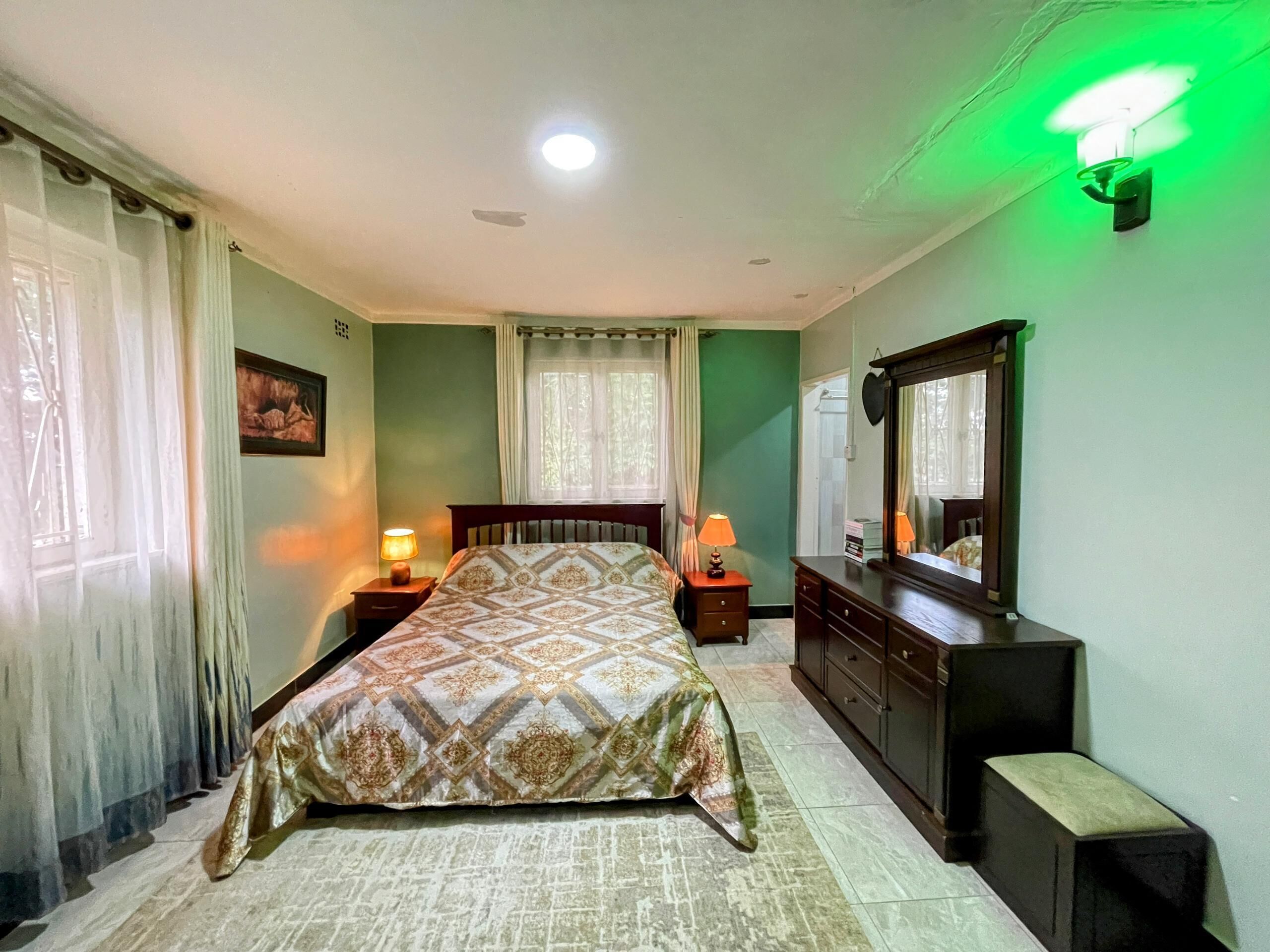 3 habitaciones, tabla de planchar con plancha y ropa de cama 