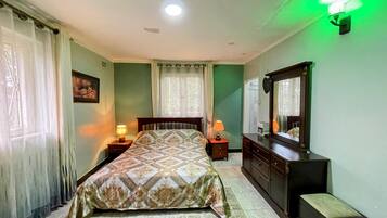 3 habitaciones, tabla de planchar con plancha y ropa de cama