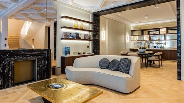 A spacious living area with a sofa, coffee table, and bookshelves. - Hôtel  Particulier#Monceau#5 Chambres #Grand luxe (Paris)