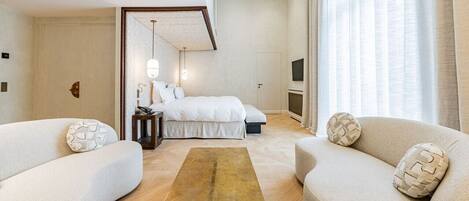 5 slaapkamers, een bureau, een strijkplank/strijkijzer, reisbedje