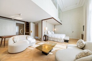 5 slaapkamers, een bureau, een strijkplank/strijkijzer, reisbedje