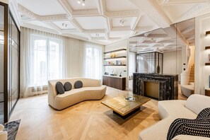 Televisie en een open haard