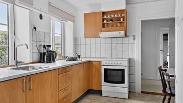 Fridge, stovetop, coffee/tea maker