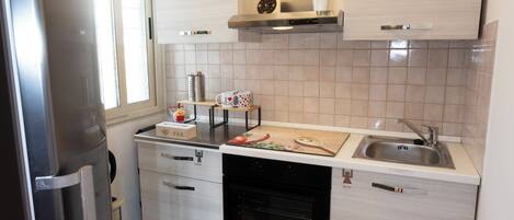 Réfrigérateur, four, plaque de cuisson, cafetière/bouilloire