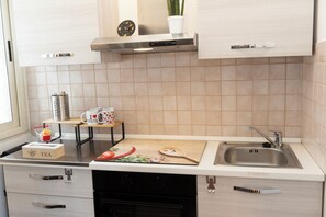 Een koelkast, een oven, een kookplaat, een koffiezetapparaat/waterkoker