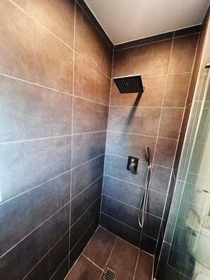 Shower, hair dryer, towels, soap - Stylish Hollywood Hills Hideaway

 (Los Angeles)