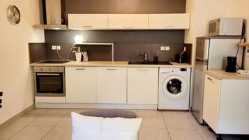 Réfrigérateur, micro-ondes, four, plaque de cuisson