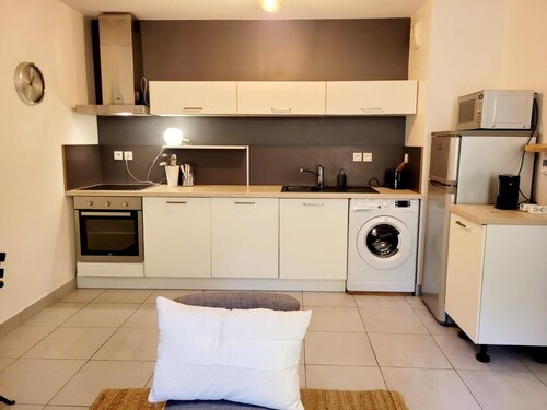 Lil Bretech: Terrace and covered parking