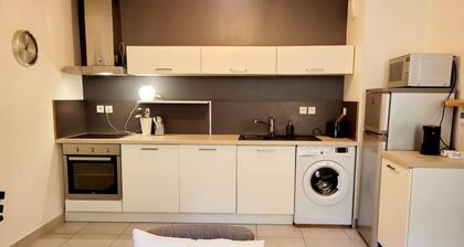 Lil Bretech: Terrace and covered parking