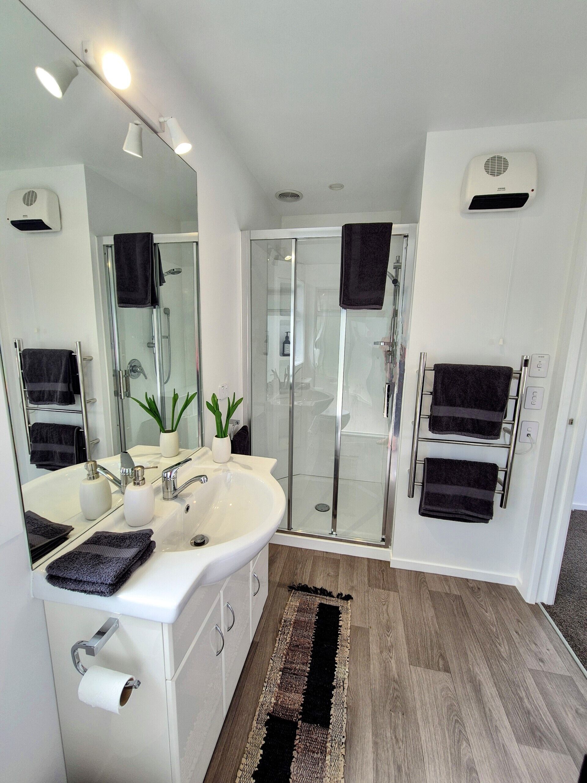 Dusj, hårføner, håndklær og såpe