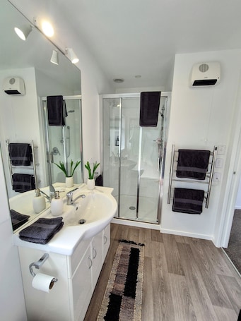 Shower, hair dryer, towels, soap. Private Studio - Perfect for short stays in Taupo.
