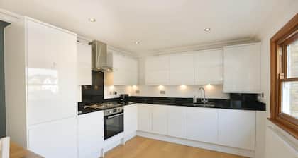 COSY FLAT 2 BED AND 2 BATH, 5 MIN FROM TRAIN STATION