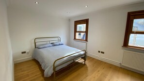 2 bedrooms, internet, bed sheets