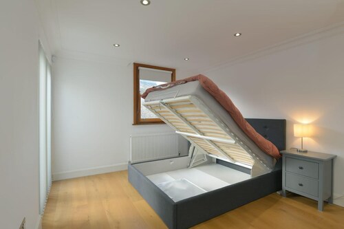 COSY FLAT 2 BED AND 2 BATH, 5 MIN FROM TRAIN STATION