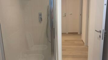 Doccia, asciugacapelli, bidet, asciugamani