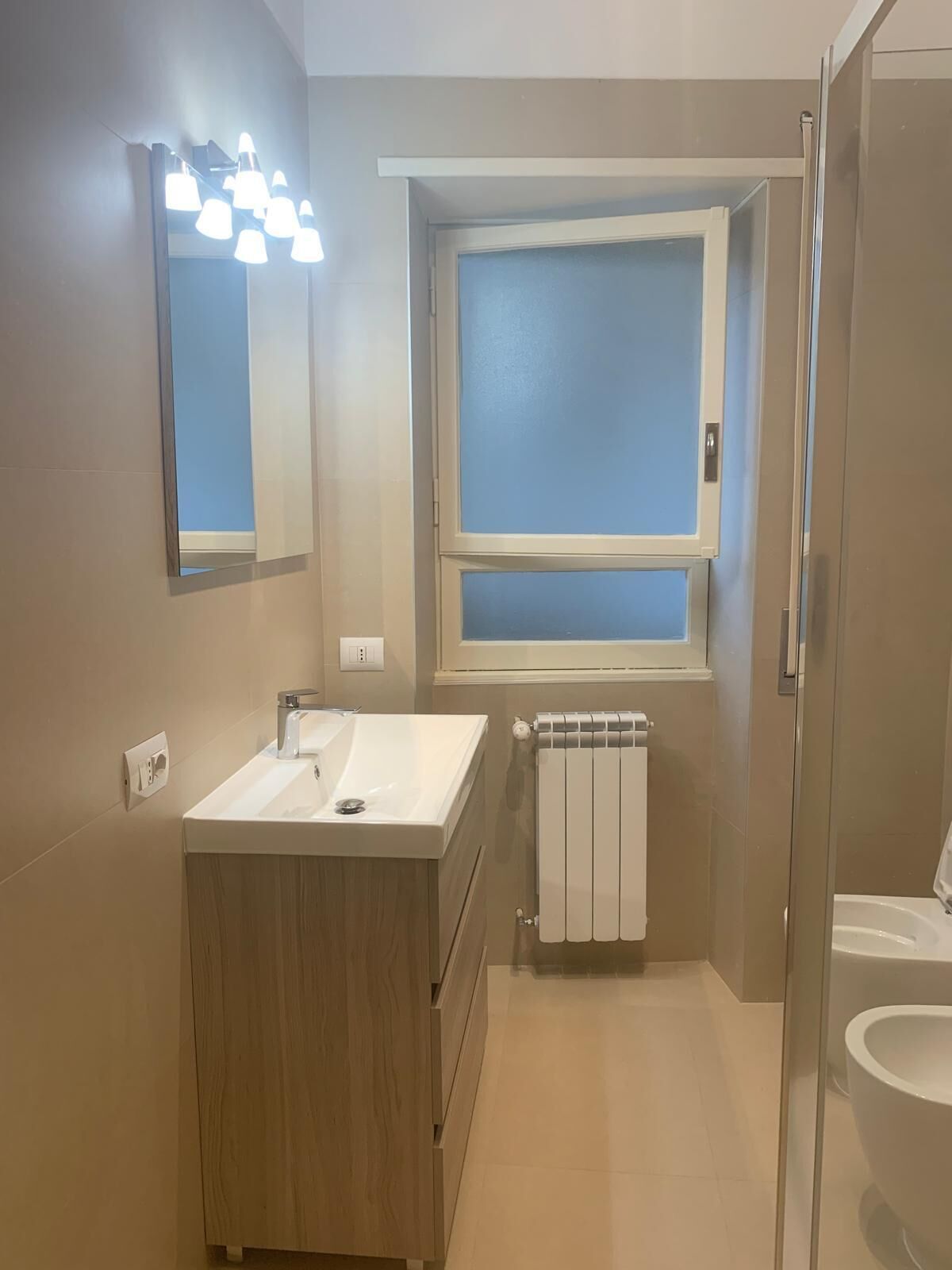 Douche, sèche-cheveux, bidet, serviettes fournies