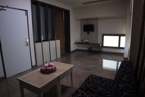 Suite | Desk, free WiFi, bed sheets - Hotel PL A Residency Tiruchirappalli (Tiruchirappalli)