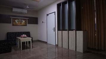 Suite | Desk, free WiFi, bed sheets