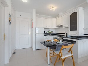 Fridge, oven, toaster, cookware/dishes/utensils - Balcón del Mar by Interhome (Costa del Silencio)