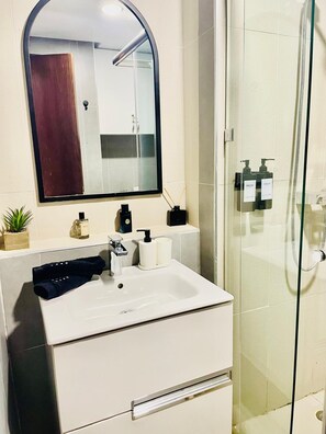 Douche, séchoir à cheveux, serviettes fournies, savon