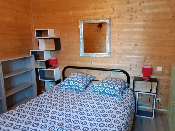 1 habitación, tabla de planchar con plancha, wifi gratis y ropa de cama