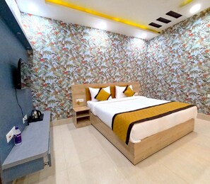 Kahden hengen deluxe-huone | Työpöytä, kannettavalle tietokoneelle sopiva työtila, äänieristys