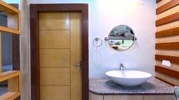 Suite junior | Escritorio y espacio para trabajar con un portátil