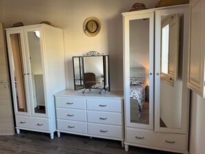 2 soverom, strykejern/-brett, reiseseng for barn og wi-fi (inkludert)