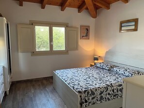 2 bedrooms, iron/ironing board, travel cot, free WiFi