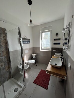 Shower, hair dryer, bidet, towels - Independent suite in villa for two - three people (Merate)
