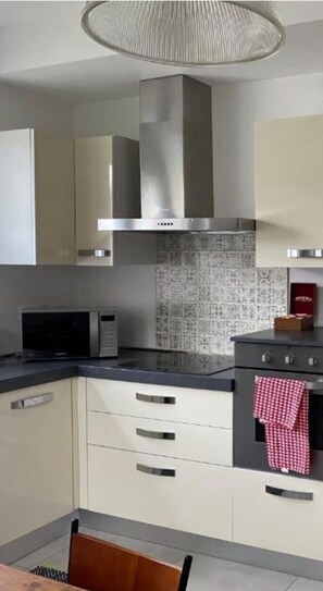 Frigorífico, microondas, horno y placa de cocina