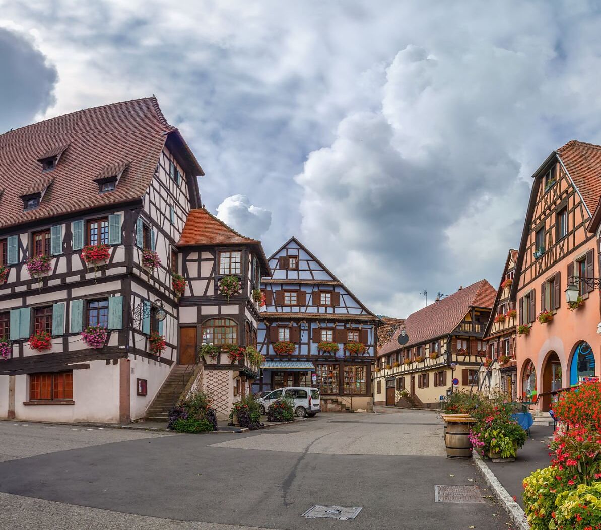Un bâtiment traditionnel à colombages, avec une voiture garée devant.