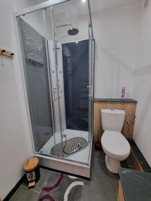 Shower, hair dryer, towels, soap - Au cœur de Vignes" bed and breakfast    (Dambach-la-ville)