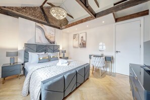 3 habitaciones, tabla de planchar con plancha, wifi y ropa de cama 