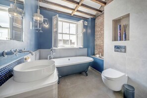 Regadera, secadora de cabello, toallas, jabón 