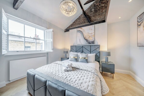 3 habitaciones, tabla de planchar con plancha, wifi y ropa de cama 