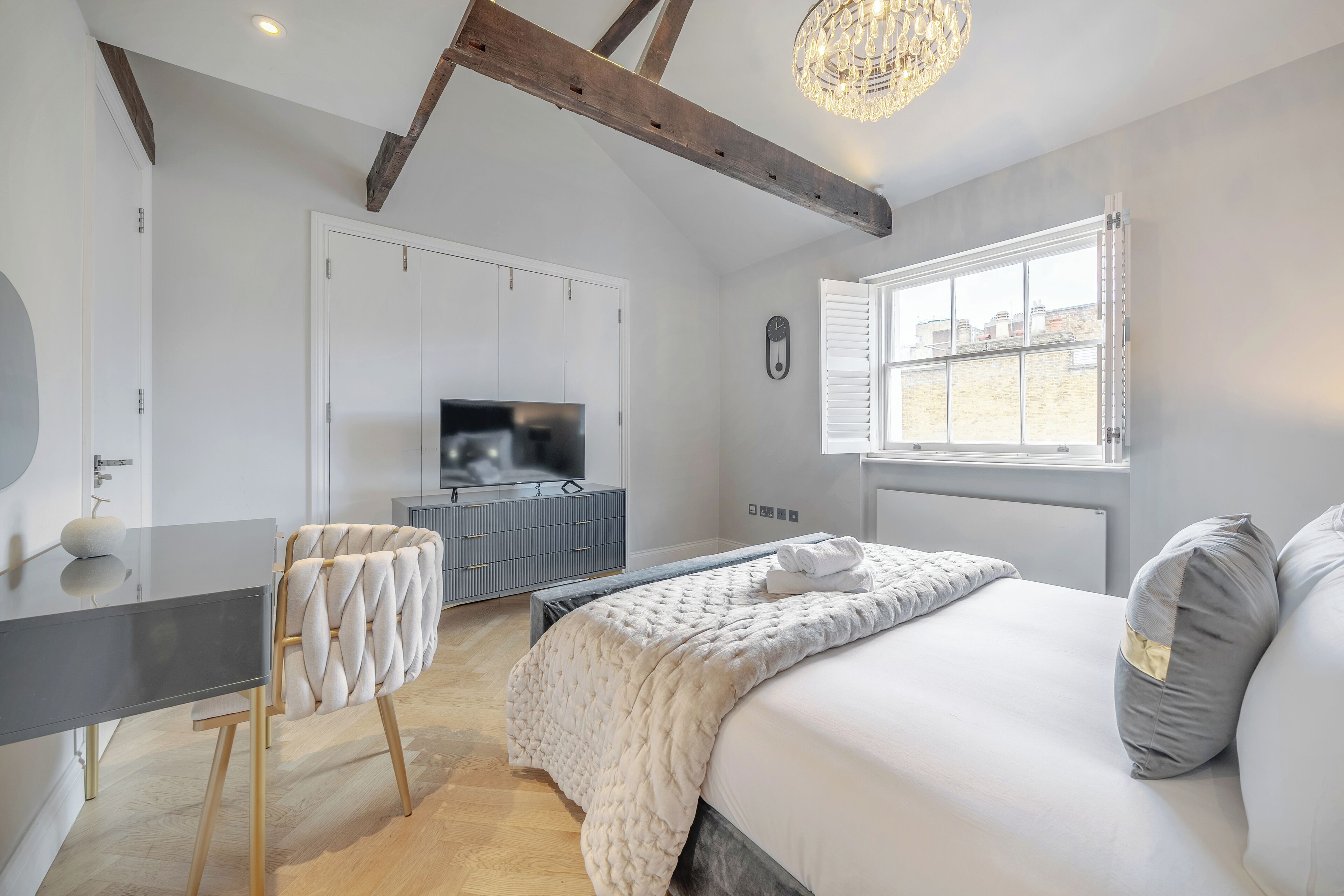 3 bedrooms, iron/ironing board, WiFi, bed sheets