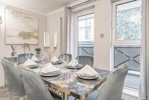 Dining - Edgware Road's Court (Greater London)