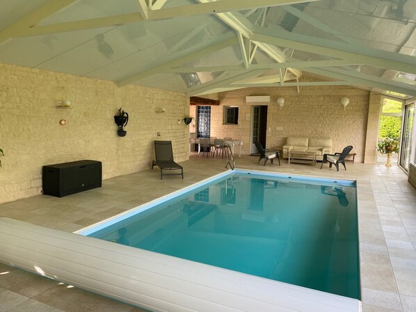 Una piscina techada, una piscina climatizada