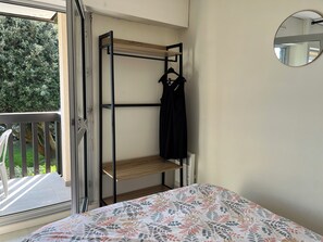 1 slaapkamer, een strijkplank/strijkijzer, reisbedje, beddengoed