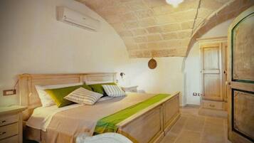 1 Schlafzimmer, Schreibtisch, Bügeleisen/Bügelbrett, Reisekinderbett