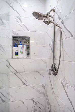 Dusche, Haartrockner, Bidet
