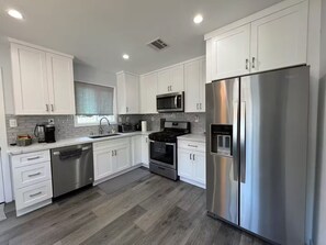 Kjøleskap, mikrobølgeovn, ovn og kokeplater