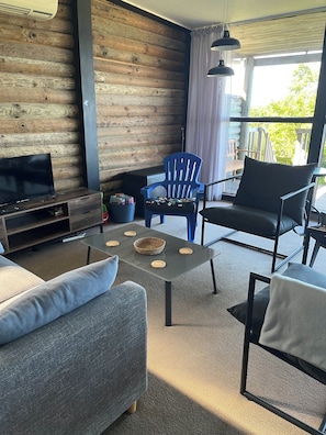 Smart TV - Stanmore Bay Log Cabin - short walk to beach (Whangaparāoa)