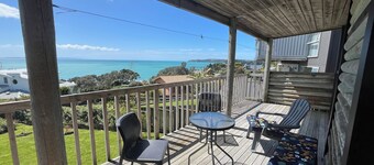 Stanmore Bay Log Cabin - short walk to beach