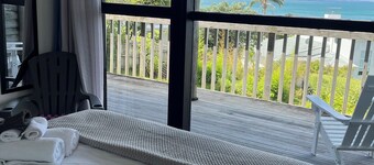 Stanmore Bay Log Cabin - short walk to beach