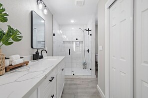 Hair dryer, towels, soap, shampoo - Houston Getaway | Yard BBQ | Games | WiFi | Pets (Houston)